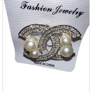 NWT!Elegant Silver and Pearl Fashion Brooch